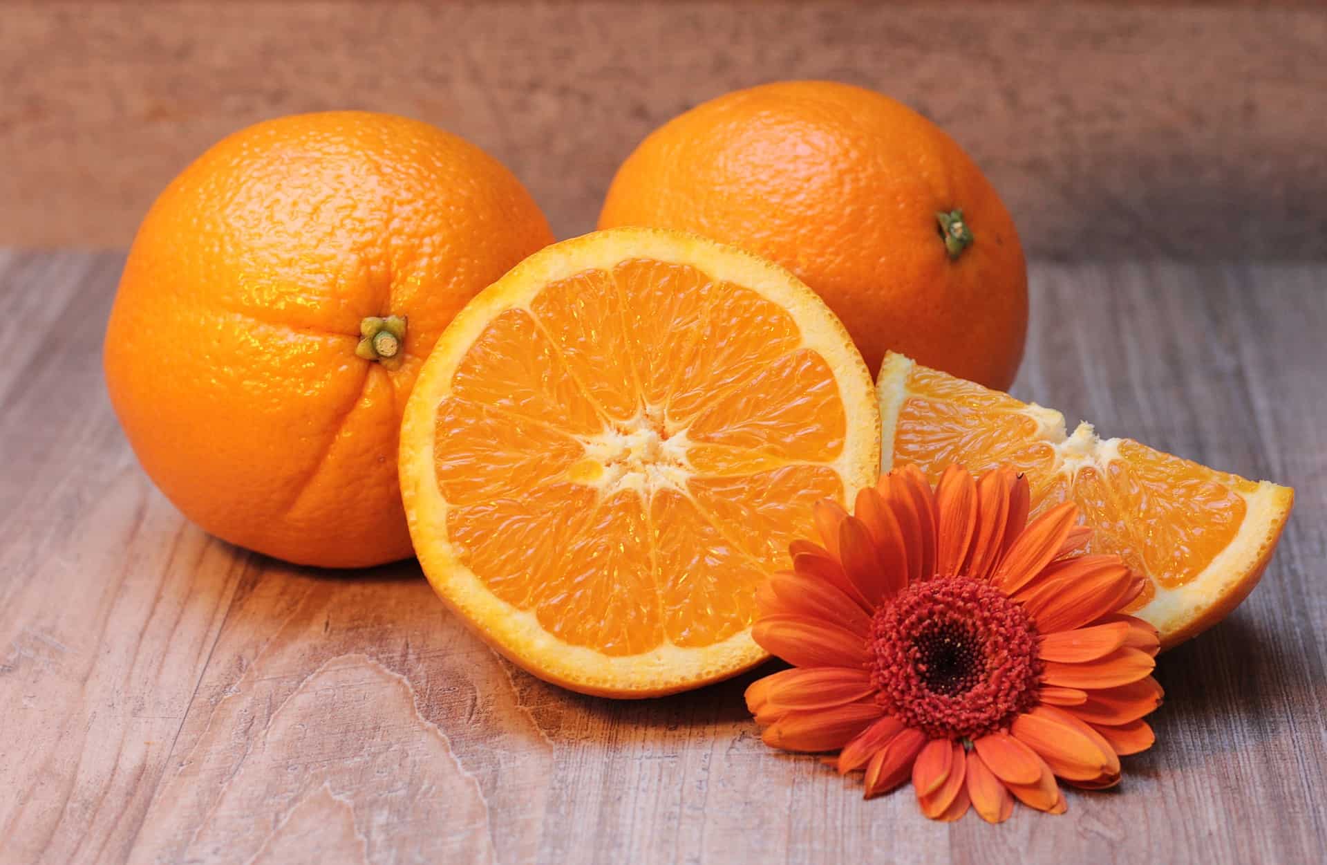 Frisches Orangen Sorbet aus der Eismaschine